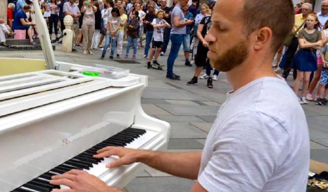 Thomas Posen Playing Piano